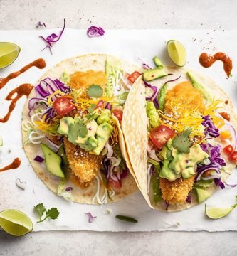 Tacos de Pescado Empanizados con Salsa de Aguacate y Ensalada Picante